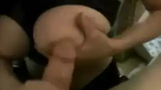 فتاة طويلة الأظافر يتمدد شرجها بحزام صلب