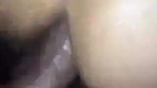 سمراء ممتلئة المنحنيات يتم فتح مؤخرتها وممارسة الجنس معها
