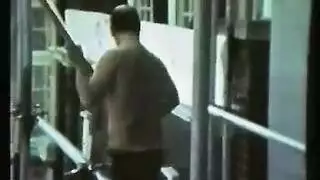 نادلة بورن ستار تخدم الزبائن وهي مرتدية جواربها