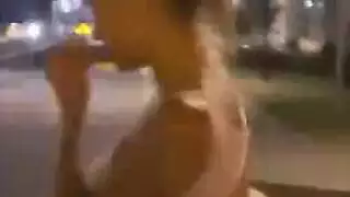 الطفلة الشابة تبلل خلال مشهد الإثارة المنفرد