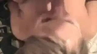 أربع عاهرات شقراوات وقضيب جارهم في غرفة النوم الجماعية