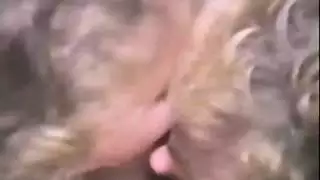 يجعلها تصرخ و تبكي من عنف و سرعة النيك