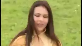 راقصة عربية ساخنة تخلع ملابسها وتمص العضو الذكري بعنف
