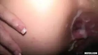 محبة للشرجي القوي تأخذ قضيبًا سميكًا وتنتهي بقذف داخلي