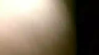 الرجل الأسود القوي والشاب في جلسة جنس صريحة