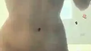 ندف الهاوي الهرة يظهر خارج الملابس الداخلية جنسي