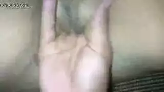 مراهقة تلمس بظرها قبل إيلاج مزدوج