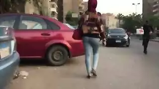 شاب عربي منحرف يخرج زبة في الباص