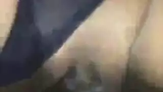 مبللة وجريئة: مداعبة فرج في حوض الاستحمام