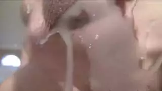 يضع يده على وجهه أنه لا يريد أن يسمع الجيران عندما يكون له النشوة الجنسية الفيديو الإباحية عالية الدقة