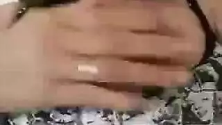وحده لابسه فستان العرس مع كانت اخذتها عندها واحد جيب لها عصير بس راحت اختها اجا العريس ورجع عفوته اخت تشوفهم واختها