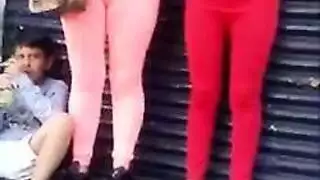 مثلثة حارة: فرسان يضربون سمراء مثيرة