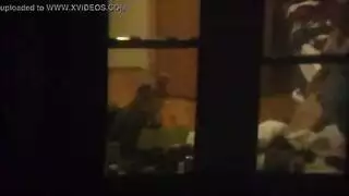 بورنو وقح على الأريكة: تتظاهر بالهزات الجنسية بكثرة