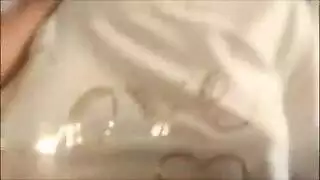 تقوم الدمية الآسيوية الحلوة جاناي بجلسة جنسية سيئة مع رجلها الأصلع المنتظم