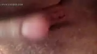 شقراء مغرية تمص قضيب وتركب بقوة في ممارسة جنسية ثلاثية صريحة
