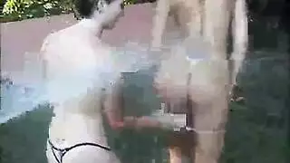 وجه مغطى بالكريمة وفم ممتلئ بالقضيب مشهد إباحي