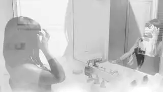 شقراء بحلمات مثقوبة تأخذ قضيبين