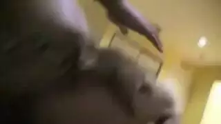 حركة مسبح إباحية: شقراء تعبث بكوسها الزلق
