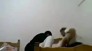 تخش على اخوه أصفيائه وتوريه طيزه كسها مقدر يقوم جمال مسها