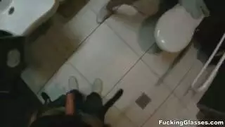 إيلاج مزدوج لمراهق في كابينة مرحاض