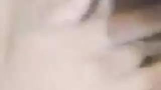 عارضة لاتينا هواة تخلع الزي المجاني للعمل الإباحي الصريح