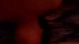 الفتاة الآسيوية المتحمسة تأخذ الزب الكبير حتى أقصى حلقها
