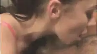 جلسة حلق عميق للولا مع قضيب صلب تفوق التوقعات