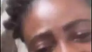 هاوي عصبي يأخذ لحمًا أسودًا سميكًا بعمق في مؤخرته