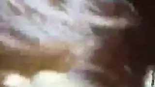 فتاتان مثيرتان تتناوبان على ركوب قضيب صديقهما الكبير