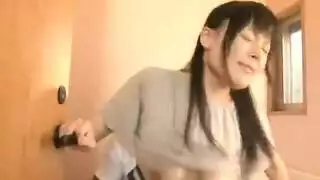 زوجة يابانية بيضاء حليب تتناك على الارض من أسود