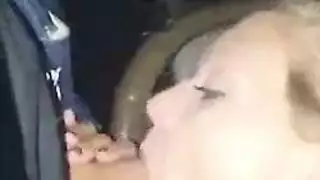 فتاتان تشاركان حزام في لقاء حميم