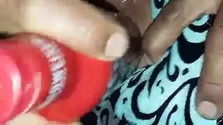 البيرة النحيلة العاهرة تنال على وجهها طلاءً ثم تعطي مصًا قذرًا