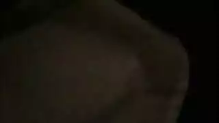 زوجة مثيرة تُلمس بعمق بينما رجل آخر يلف جسدها