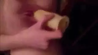 العاهرة القرمزيّة الوقحة تُملأ بحمولة الغريب السميكة