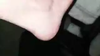 تصرخ أثناء لحس فرجها وينزل على ثدييها