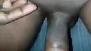 فتاة الجامعة تستخدم طابعة ثلاثية الأبعاد لصنع قضيب اصطناعي مخصص