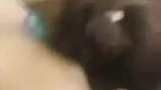 الام والابنتستمني و تهيج كسها باصابعها لتحصل على اللذة