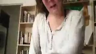 حفلة جنس جماعي مجنونة مع تدفق السوائل جنس جماعي مبلل تماماً