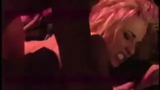 شقراء تمارس الجنس مع نفسها وساقيها مفتوحتان في مقطع إباحي