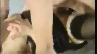فتاة ساخنة تفتح ساقيها للكاميرا