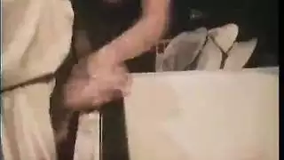 خادمة وقحة تأخذ القضيب بعمق في جنس صريح