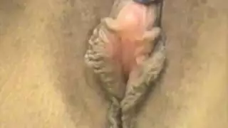 عريس ذو قضيب كبير يأخذ عذريتها الشرجية
