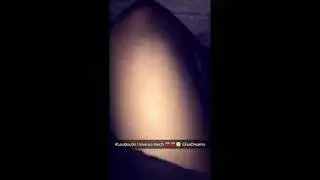 حركة شرج خشن مع قضيب مزيف على عارضة أمريكية
