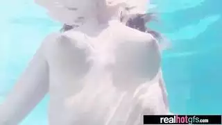 العاهرات الشقراوات المتعبات يأخذن شرجاً خشناً في مشهد إباحي