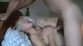 فتاة معصوبة العينين تمص قضيب صديقها في خضوع مخلص