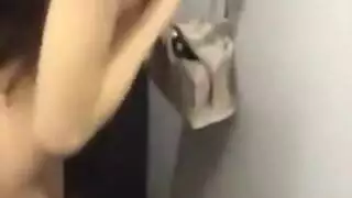 العاهرة الصينية تحب شرج واقف خشن في الحمام