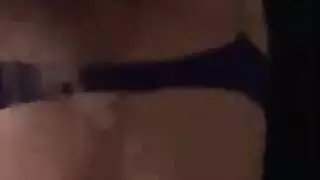 خيانة مع الأفضل: فتاة سمراء تمص وتنك خلف ظهر حبيبها