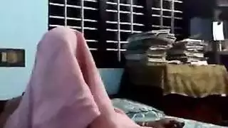 أنثى ناضجة تتعرى وتُسيطر عليها في فعل إباحي