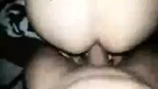 فتاة أنيقة تصدم بحمام مني مفاجئ