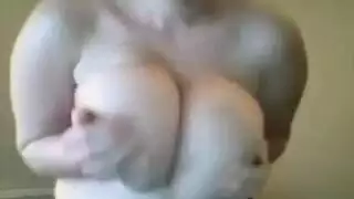 عاهرة خائنة تأخذ قضيبًا صلبًا خلف ظهر صديقها